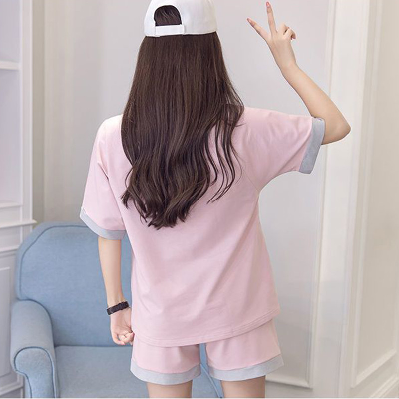 Sieviešu grūtniecēm, barojot bērnu ar krūti, pidžamas komplekts ar īsām piedurknēm.