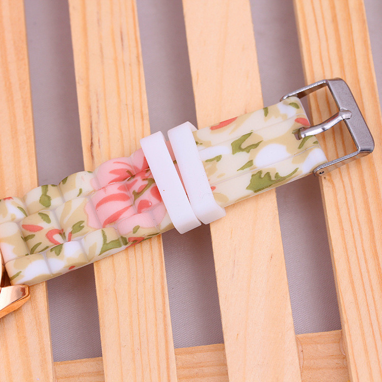 Ceas de modă casual Ceas cu curea din silicon imprimat Ceasuri de lux cu quartz pentru femei Ceas de mână multicolore cu model de flori