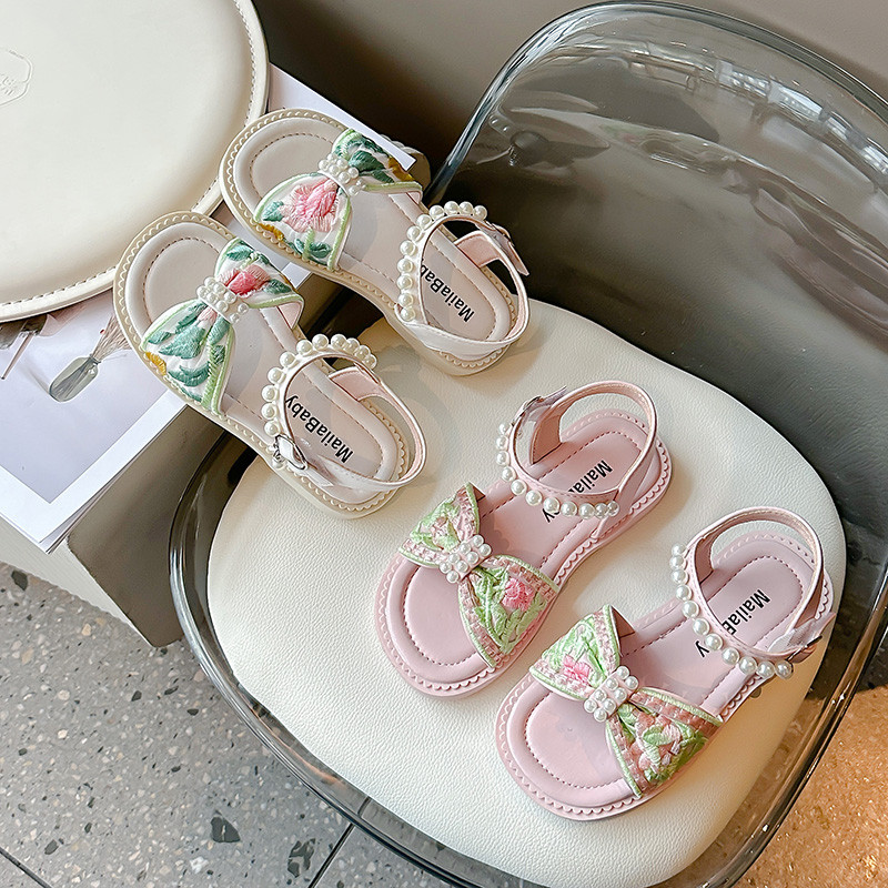 Tüdrukute sandaalid rahvuslikus stiilis Uued Hiina mugavad pehme tallaga kingad 2024 Uued vabad varbad, pärlitest tüdruku printsessi stiil