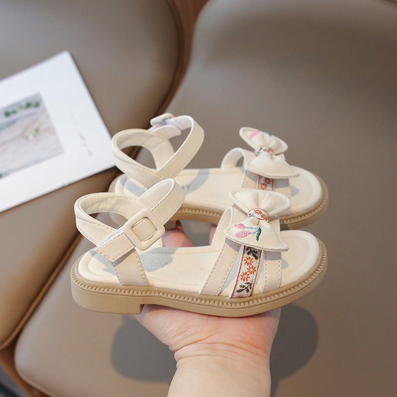 2024 új divatos lányok strandcipő gyermek szandál lány nyári puha talpú csúszásmentes nagy gyerek hercegnő cipő
