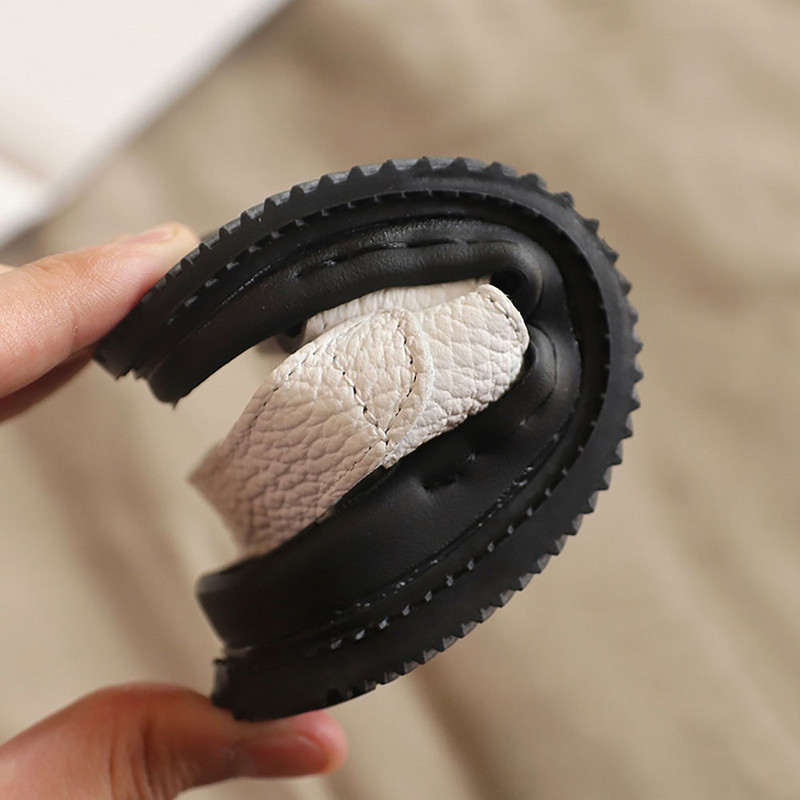 Nyári strandszandál fiúknak koreai stílusú 2024 divatos gyerekcipő PU bőr csúszásgátló puha talpú gyerekcipő