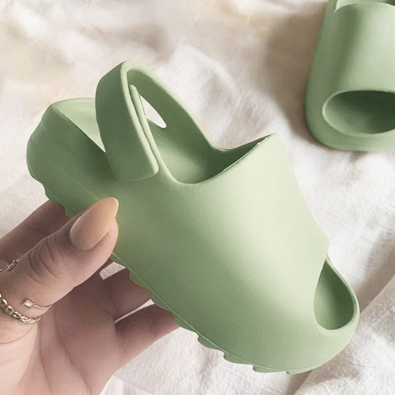 Jauni zīdaiņi, mazuļi, bērni, pievelkamās modes sandales, zēni, meitenes, putuplasta pludmales vasaras slidkalniņi, viegli ūdens apavi