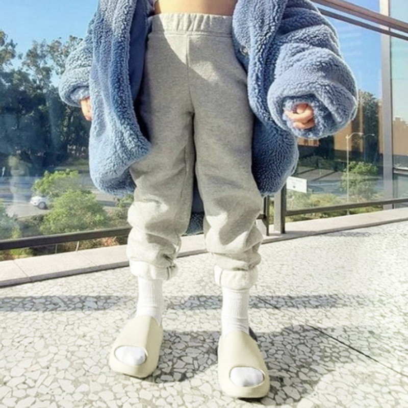 Jauni zīdaiņi, mazuļi, bērni, pievelkamās modes sandales, zēni, meitenes, putuplasta pludmales vasaras slidkalniņi, viegli ūdens apavi