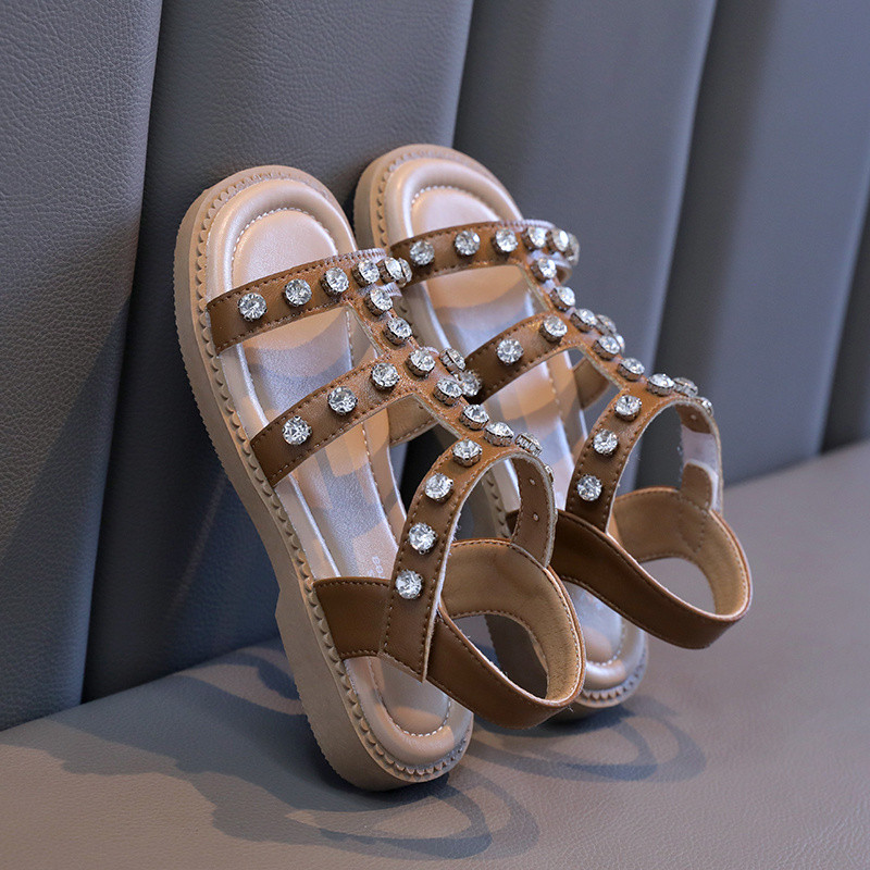 2024. aasta suvi uues stiilis moodsad mugavad ja vabaaja keskmised ja suured lamedad kivist kivist avatud varbaga sandaalid tüdrukutele