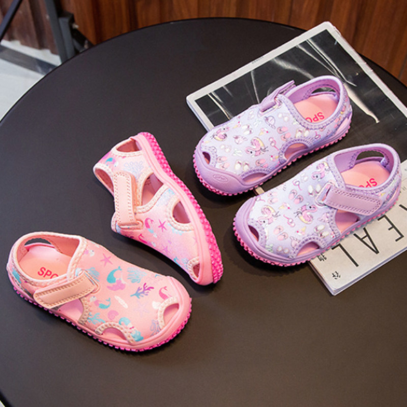 Gyerekcipők Nyári Új, Légáteresztő Hollow Out Lánycipők Strandszandálok Beltéri Baba Kisgyermek Puha Talp Csúszásmentes Alkalmi Cipők 크록스
