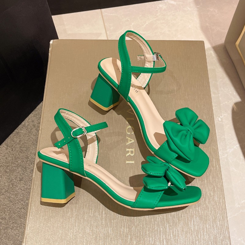 Lielas vienkrāsainas sandales ar vaļēju purngalu sievietēm 2024. gada vasarā, jaunas vienas līnijas sprādzes, modes temperamenta loka mezgls, ērti sieviešu apavi