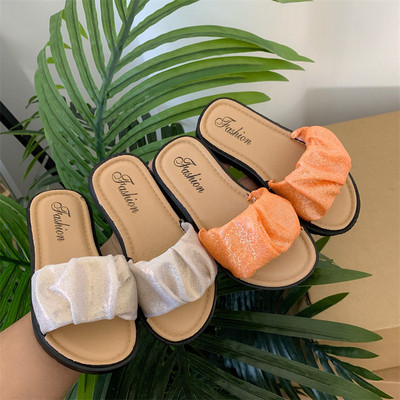 2023. nyár szabadtéri strand lányok cipők gyermek csúszásgátló otthoni papucsok csillogó szövet gyűrődő szandálok gyerekpapucsok CSH1344