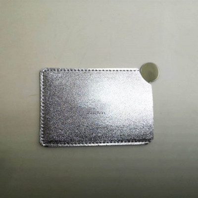 1 PC pārnēsājams mini nesalaužams grima spogulis, kas ir drupināts, kabatas kosmētikas spogulis, PU ādas nerūsējošā tērauda karte, pielāgot logotipu