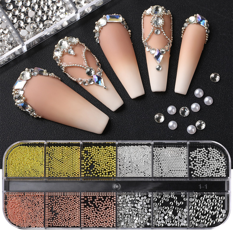 1doboz fehér gyöngyök köröm kaviár gyöngyök kevert körömdíszítés bűbájok dekor fél alakú kivitel 3D kristályok strasszok manikűr kiegészítők