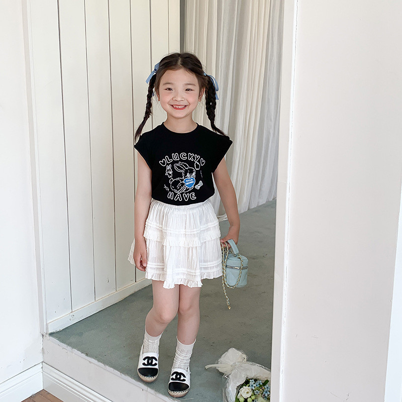 Bērnu apģērbi, meiteņu, saldi mežģīņu svārki 2024. gada vasarā, jauni, moderni princese, mīļi, mīlīgi meiteņu svārki, balti slāņaini kroku svārki