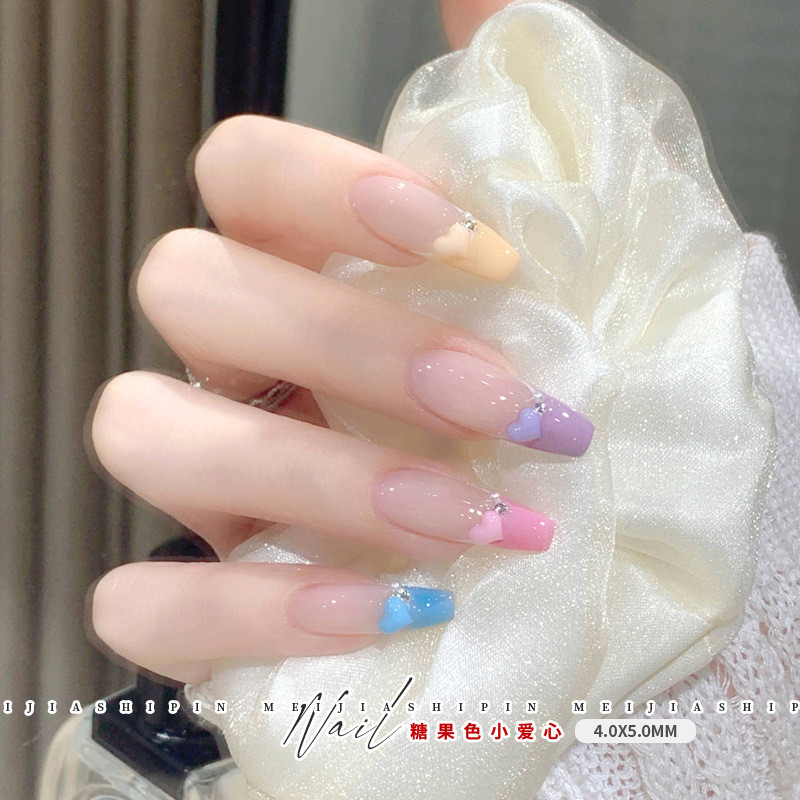 100 gab. Nail Art Mini Sirds piekariņi, 4 x 5 mm maisījums/balti sveķi, jauki Rhinestones, sirds formas nagu 3D uzlīmes manikīra nagu piegādei