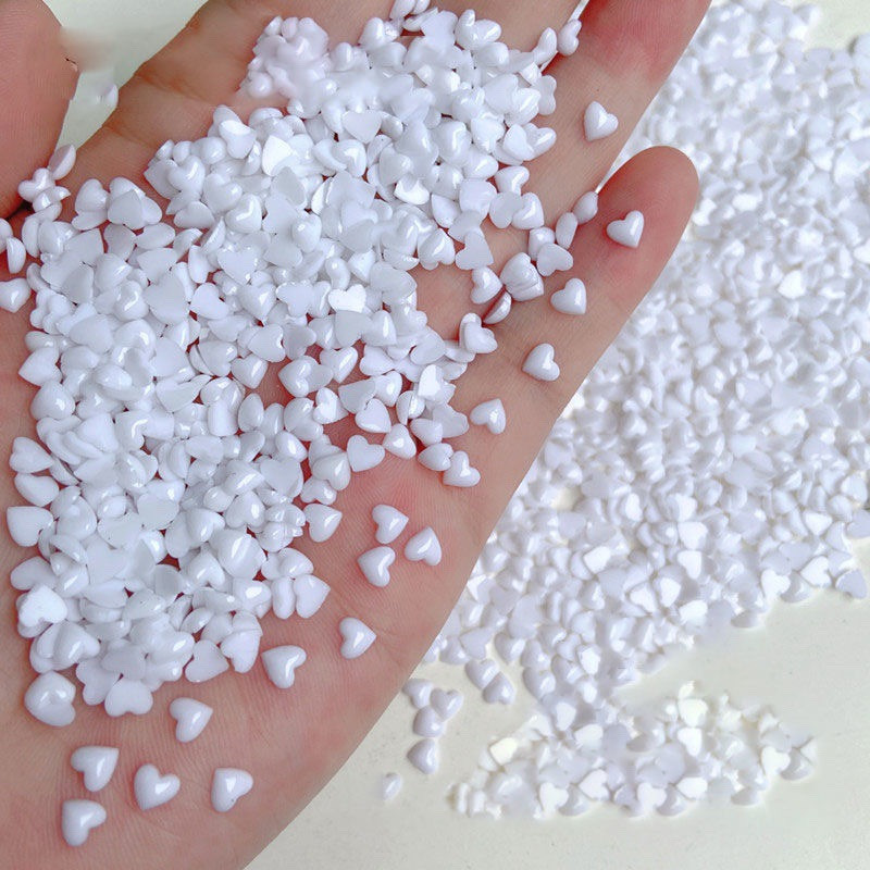 100 gab. Nail Art Mini Sirds piekariņi, 4 x 5 mm maisījums/balti sveķi, jauki Rhinestones, sirds formas nagu 3D uzlīmes manikīra nagu piegādei