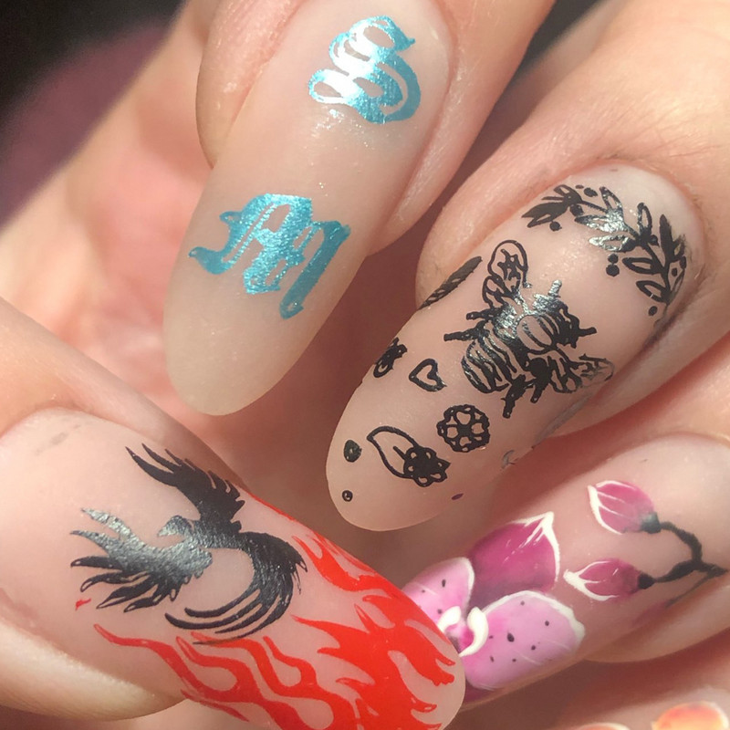 1Gb Burtu un ciparu nagu mākslas štancēšanas plāksnes veidne apzīmogotām liesmas lapām ģeometriskā dizaina nagiem attēlu drukāšanas rīki 12*6 cm