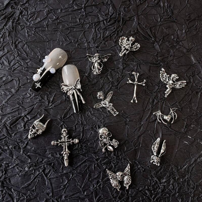 10 komada Gothic Punk Style Nail Art Charms Antikno srebrna legura Isusov katolički križ Dodaci Devilski anđeoski ukrasi za nokte