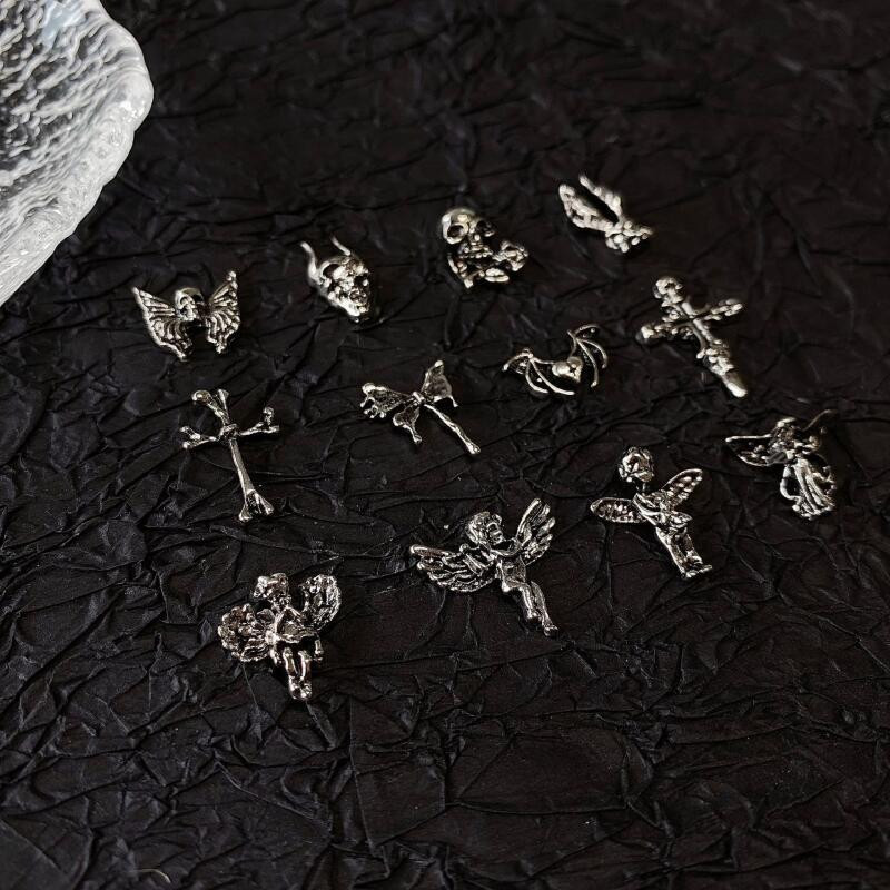 10 komada Gothic Punk Style Nail Art Charms Antikno srebrna legura Isusov katolički križ Dodaci Devilski anđeoski ukrasi za nokte