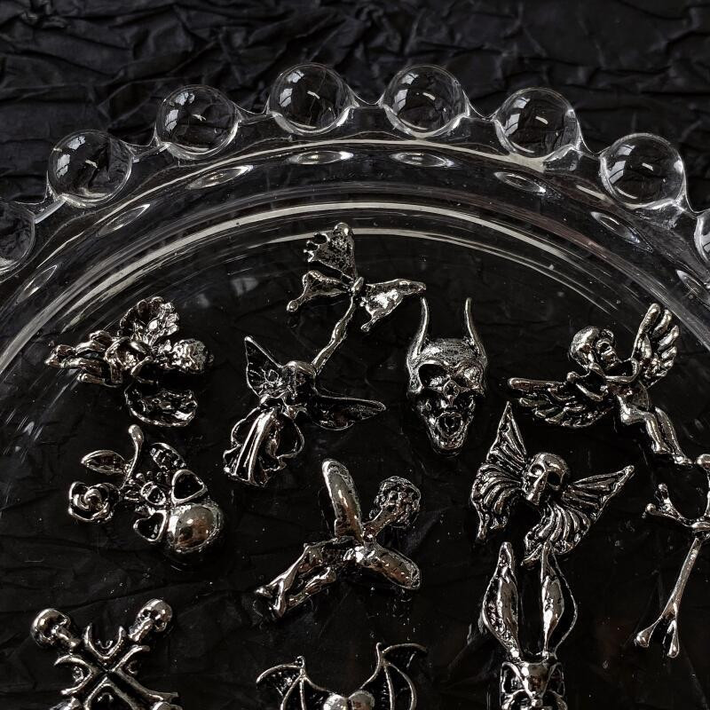 10 komada Gothic Punk Style Nail Art Charms Antikno srebrna legura Isusov katolički križ Dodaci Devilski anđeoski ukrasi za nokte