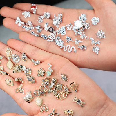 50 GAB nejaušas luksusa nagu mākslas rotaslietas, jaukta stila 3D nagu mākslas piekariņi, dizaina sakausējuma nagu mākslas darbi viltus nagu dekorēšanai