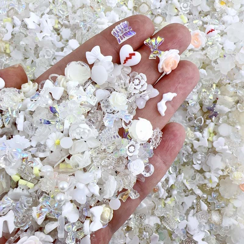 50 gab. Nejauši sajaukti sveķu nagu mākslas piekariņi, tumsā mirdzoši Bow Love Bear, dažādi nagu mākslas dekoratīvie aksesuāri nagu kristāls, DIY