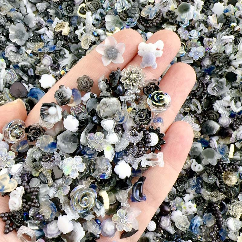 50 gab. Nejauši sajaukti sveķu nagu mākslas piekariņi, tumsā mirdzoši Bow Love Bear, dažādi nagu mākslas dekoratīvie aksesuāri nagu kristāls, DIY