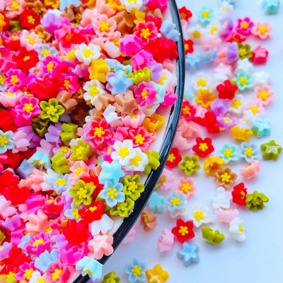 100 gab. Jauni 6 mm Kawaii jauki, jaukti ziedi, plakana aizmugure, sveķu kabošoni.
