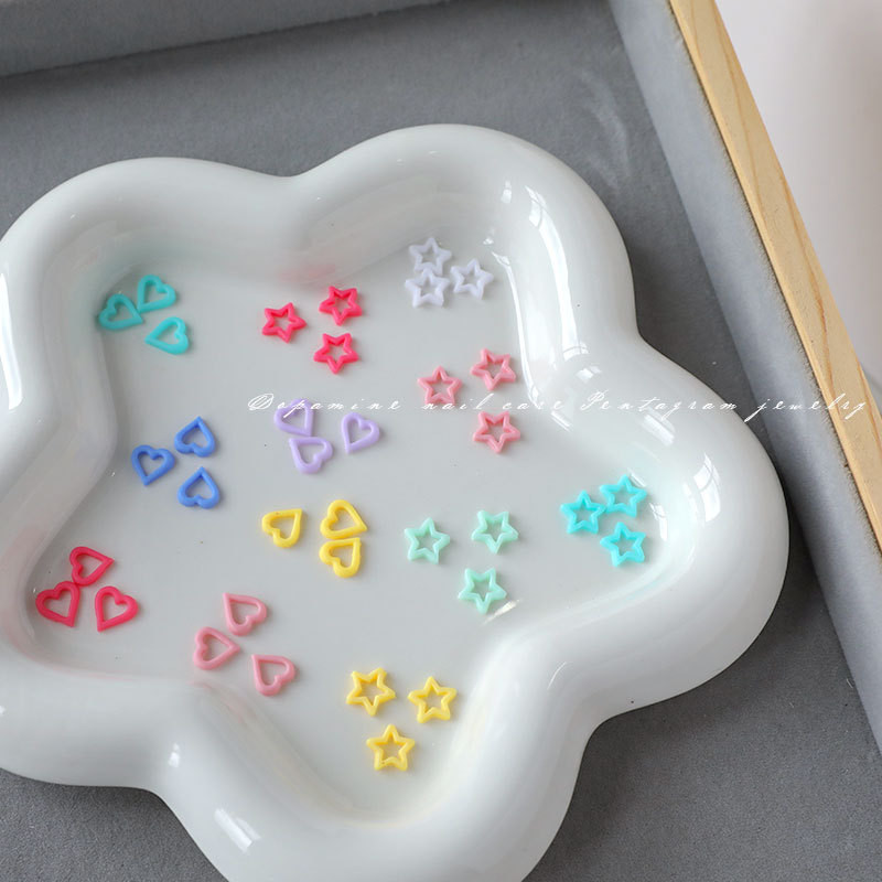 100kom/vreći Mješoviti šareni ukrasi za uređenje noktiju Izdubljena zvijezda i srce Mat šarm Dodaci za uređenje noktiju Materijal od smole
