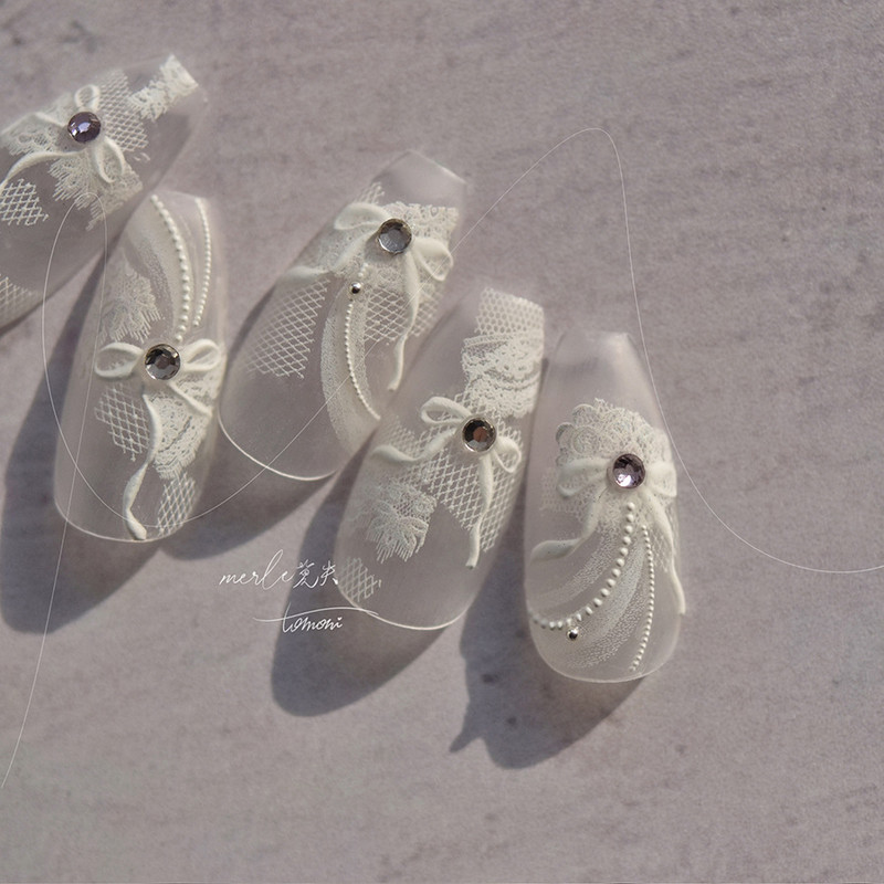 Balts mežģīņu loks ar pērļu kristāla naglu uzlīmes Augstas kvalitātes reljefs audums līmes mākslas uzlīmes manikīra aksesuāri