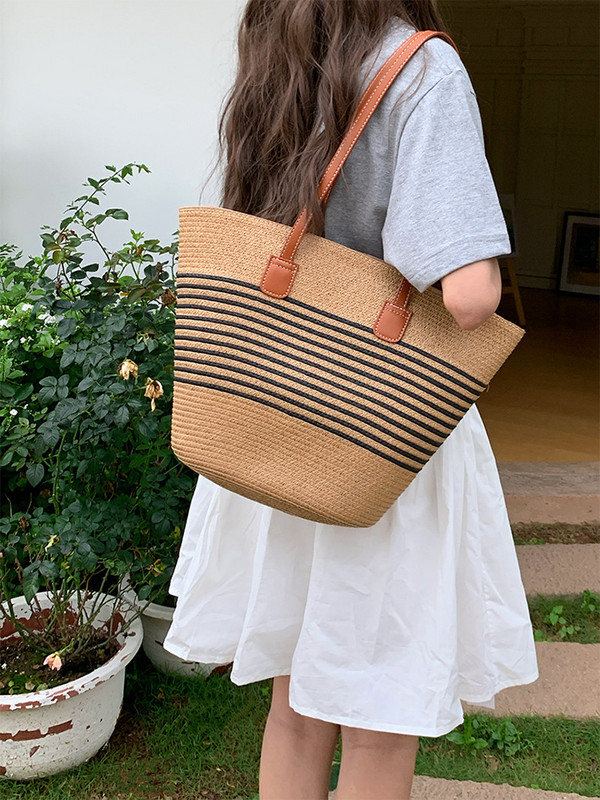 Vienkārša, stilīga salmu soma, liela ietilpība pludmales soma. Luksusa dizaina svītraina plecu soma ikdienišķa un daudzpusīga iepirkumu soma