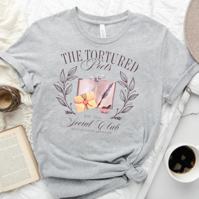 Μπλουζάκι τμήματος The Tortured Poets for Women All's Fair in Love and Poetry Νέο άλμπουμ Θαυμαστές T 19 Απριλίου Causal Cotton Short