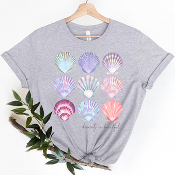 Το Diversity Is Beautiful Seashell Beach Summer Funny Print T-shirt Γυναικεία Μοντέρνα αισθητική Vintage γραφικά πουκάμισο παραλίας Χρώμα κοχύλια