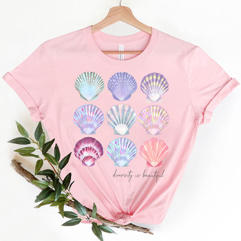 Το Diversity Is Beautiful Seashell Beach Summer Funny Print T-shirt Γυναικεία Μοντέρνα αισθητική Vintage γραφικά πουκάμισο παραλίας Χρώμα κοχύλια