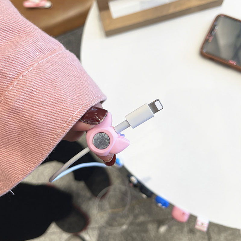 Universāla karikatūras magnētiskā rakstāmgalda USB kabeļa organizatora klipsis, vads, austiņas, tālruņa līnijas vada aizsargs, tinējs, kārtīgs turētāja pārvaldība.