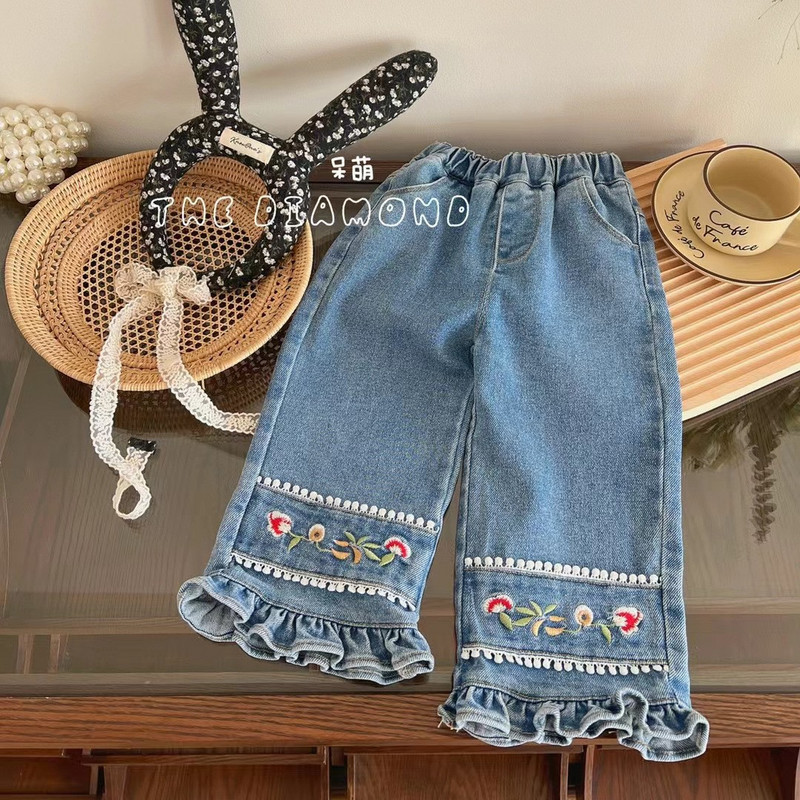 2024 Френски детски панталони за момичета Сладки дантелени пачуърк дънки Прохождащо момиче Каваи Ежедневни панталони с камбанка с бродирани цветя 2-7 г.