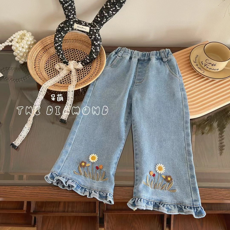 2024 Френски детски панталони за момичета Сладки дантелени пачуърк дънки Прохождащо момиче Каваи Ежедневни панталони с камбанка с бродирани цветя 2-7 г.