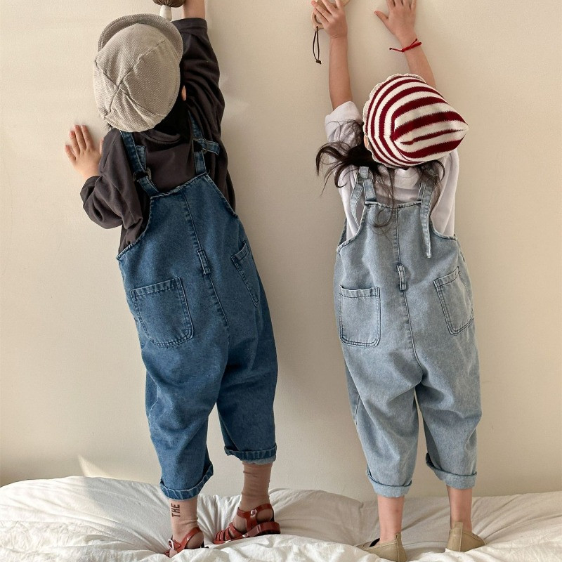 Пролет 2024 г. едноцветни широки дънкови гащеризони за момчета и момичета, универсални дънкови панталони с лигавник, детски гащеризони