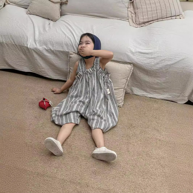 22257 Детски панталони Летни дрехи за момиченца Пролет 2024 г. Нов корейски ретро свободен гащеризон за момичета Карирани панталони с широки крачоли презрамки