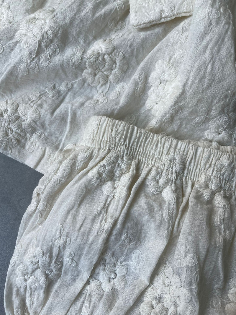 2024 г. Ново лято за бебе момиче с буф ръкав Сладки горнища с панделка + къси панталони 2 бр. Костюм за бебета, малки деца, Комплект дрехи за принцеса с плътна бродерия