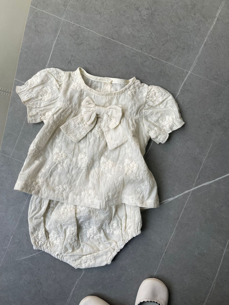 2024 г. Ново лято за бебе момиче с буф ръкав Сладки горнища с панделка + къси панталони 2 бр. Костюм за бебета, малки деца, Комплект дрехи за принцеса с плътна бродерия