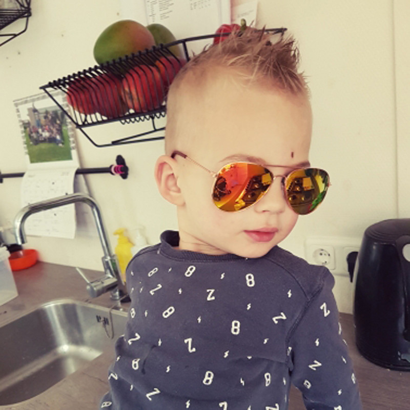 Új gyerek napszemüvegek divat színes fiúk lányok fényvisszaverő napszemüvegek gyermek baba UV400 kültéri nagy felbontású szemüvegek
