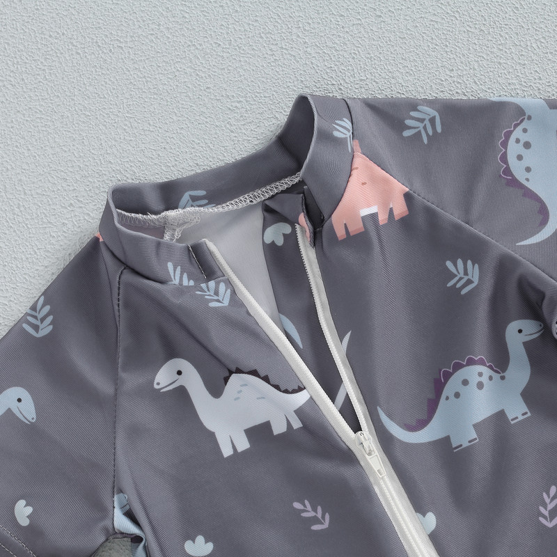 Mažylio berniuko maudymosi kostiumėlis su trumpomis rankovėmis nuo išbėrimo apsaugantis dinozaurų maudymosi kostiumėlis su puse užtrauktuko.