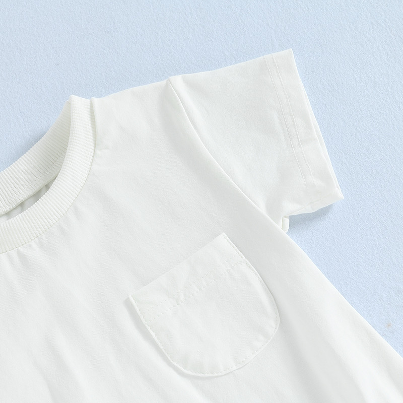 Tipegő kisfiú lány masszív rövid ujjú, buborékos pólófelső zsebes alapruhákkal