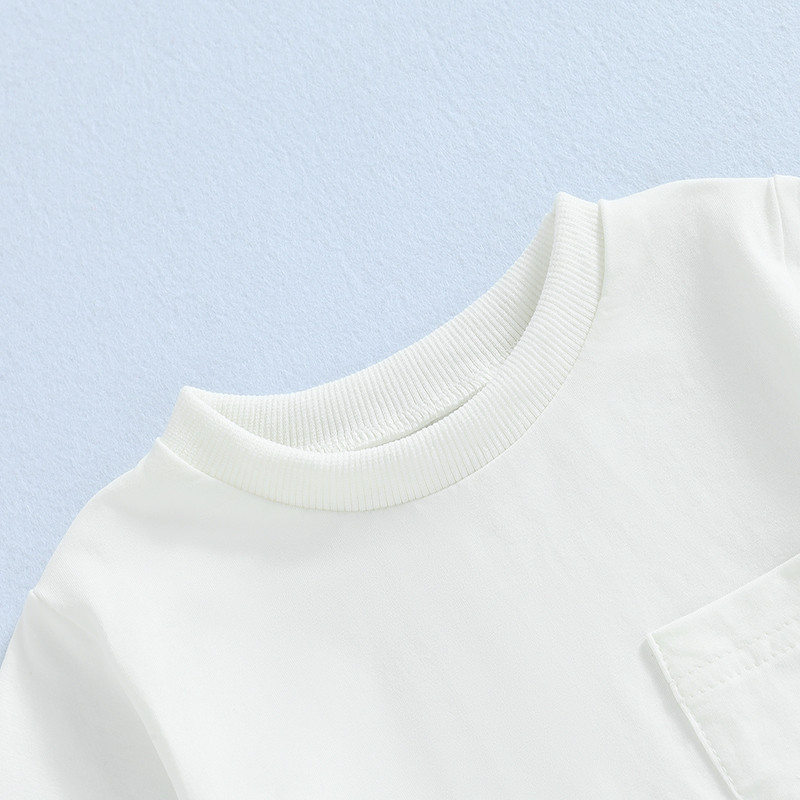 Tipegő kisfiú lány masszív rövid ujjú, buborékos pólófelső zsebes alapruhákkal