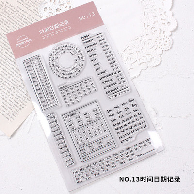 A napi használatú számokhoz akril fogantyúkkal, a diákszámlákhoz készült dekoratív bélyegzők pedig scrapbookozáshoz használhatók