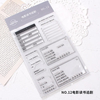 A napi használatú számokhoz akril fogantyúkkal, a diákszámlákhoz készült dekoratív bélyegzők pedig scrapbookozáshoz használhatók