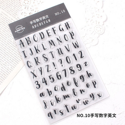 A napi használatú számokhoz akril fogantyúkkal, a diákszámlákhoz készült dekoratív bélyegzők pedig scrapbookozáshoz használhatók