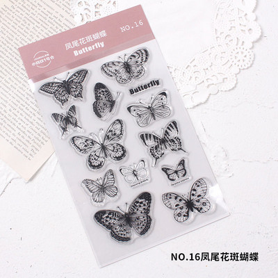 A napi használatú számokhoz akril fogantyúkkal, a diákszámlákhoz készült dekoratív bélyegzők pedig scrapbookozáshoz használhatók