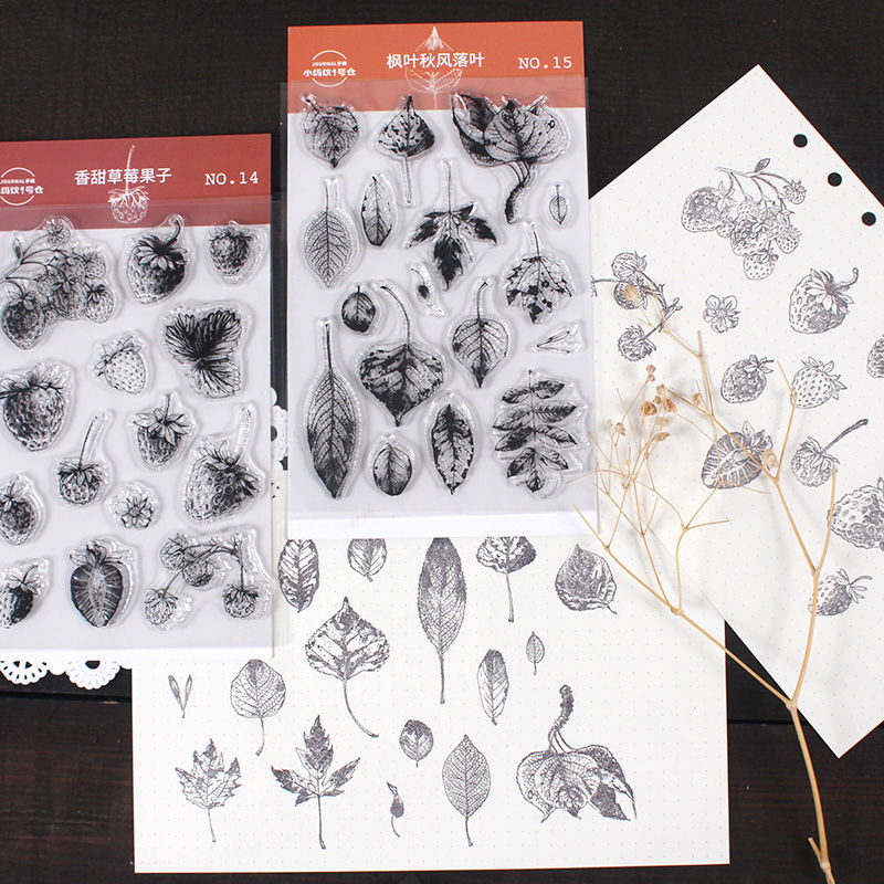 A napi használatú számokhoz akril fogantyúkkal, a diákszámlákhoz készült dekoratív bélyegzők pedig scrapbookozáshoz használhatók