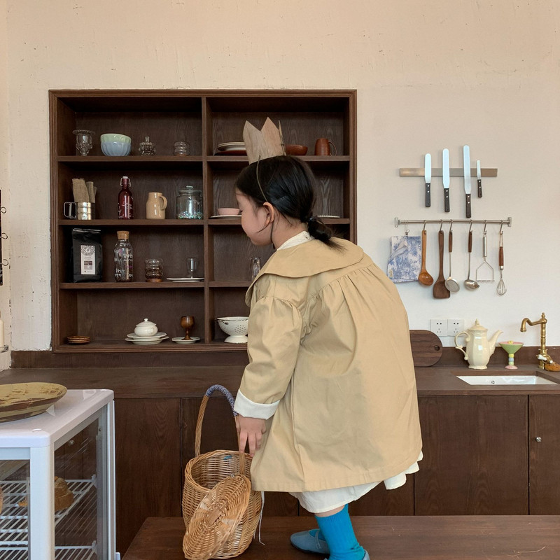 Trench ősz új koreai gyermekruházat koreai lehajtható gallér bő, egyszerű retro stílusú középhosszú lány széldzseki