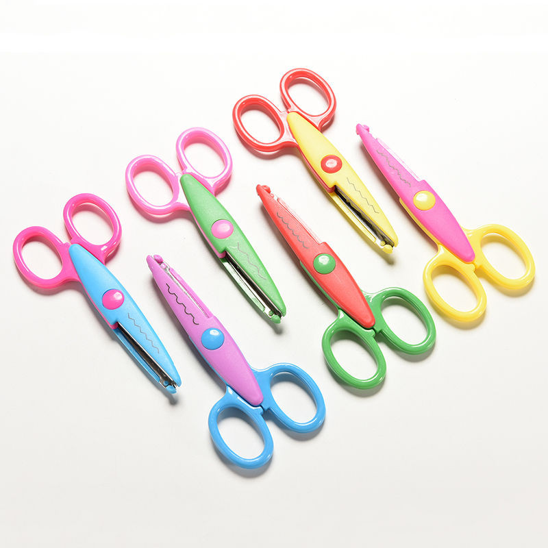 DIY ar rokām darināts bīdāmais papīrs sārtums piegriezts rokdarbs Laciness Zig Zag studenta bērna radošā dienasgrāmata rokdarbu albums Scrapbook foto šķēres